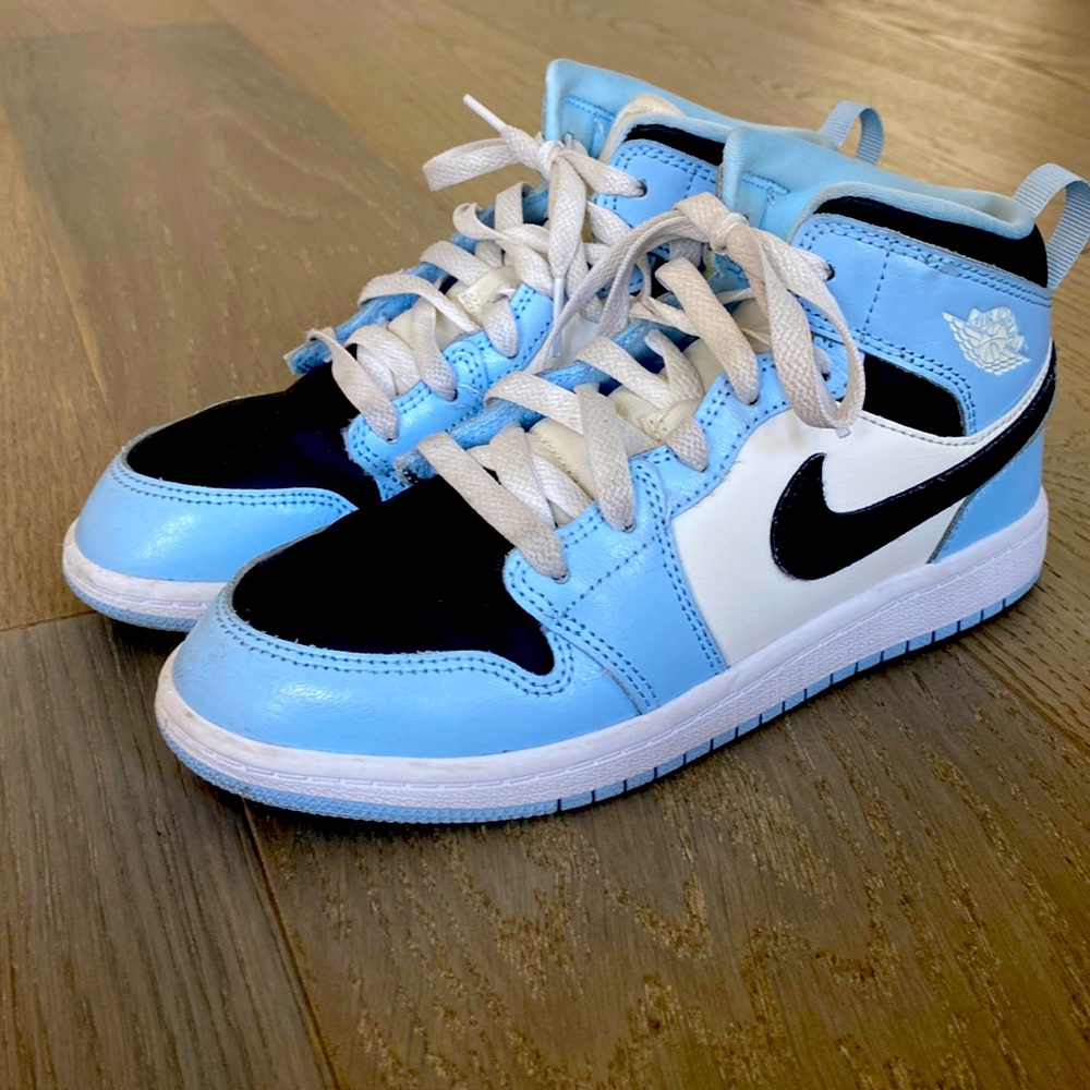 Jordan 1 mids “ice blue” size 3y